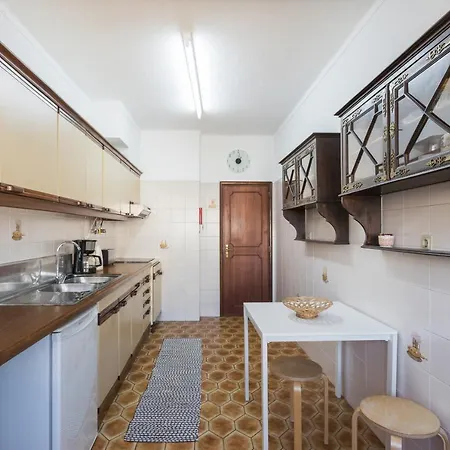 Апартаменты Feels Like Campo De Ourique Spacious Flat With Balcony