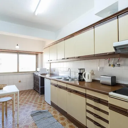 Апартаменты Feels Like Campo De Ourique Spacious Flat With Balcony Лиссабон