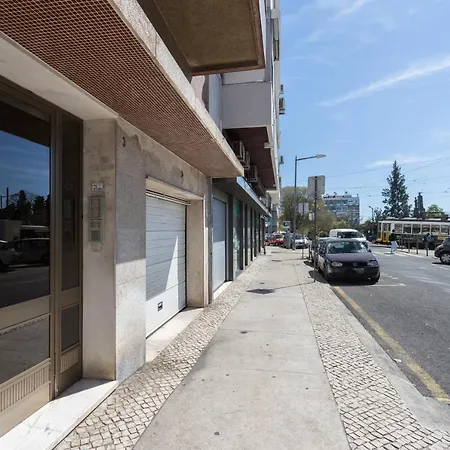 Feels Like Campo De Ourique Spacious Flat With Balcony Apartman