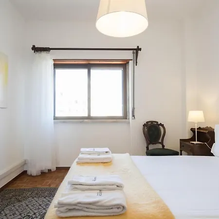 アパート Feels Like Campo De Ourique Spacious Flat With Balcony *